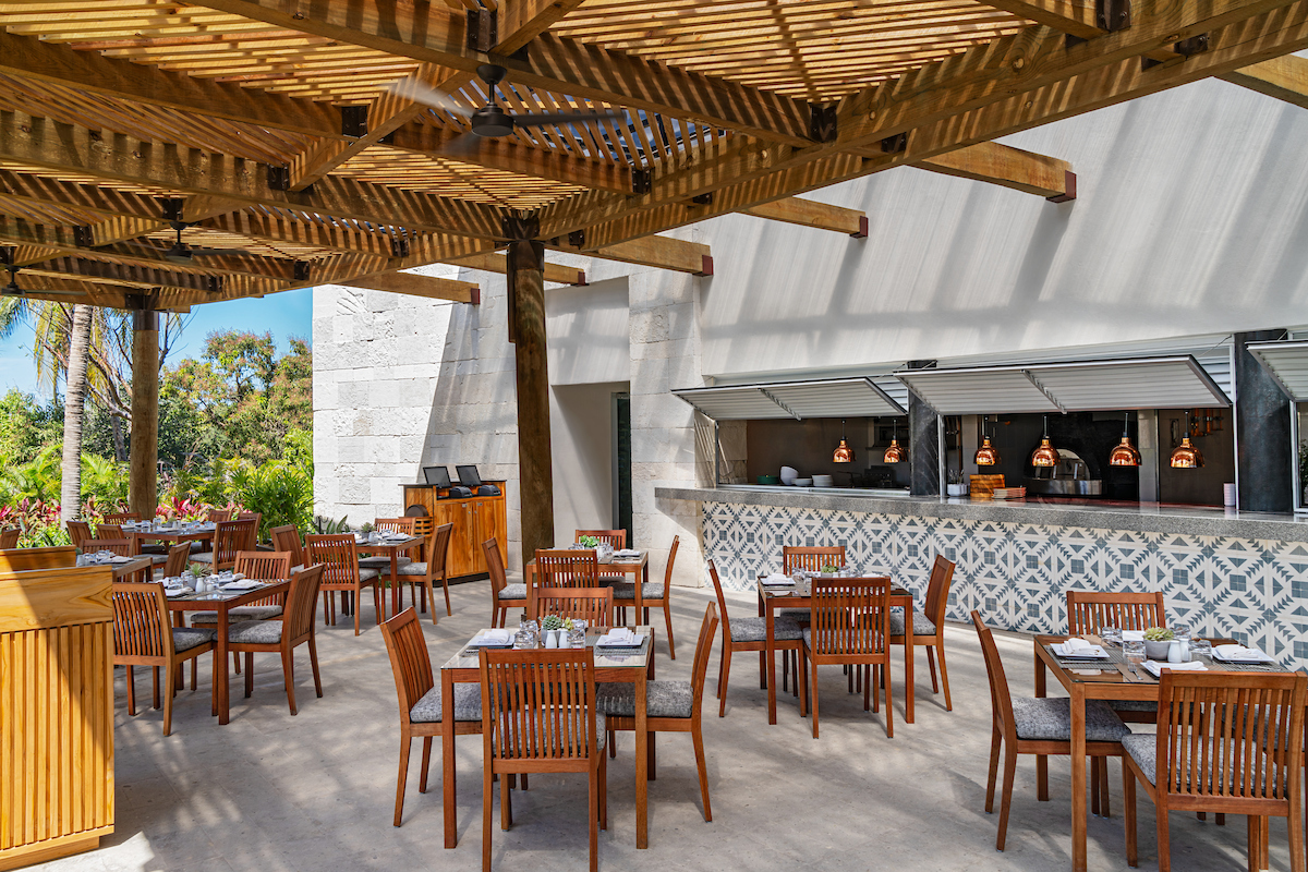 Vidanta-CelebrateParkHotel-PoolsideRestaurant-2